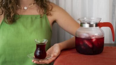 Cranberry juice offers numerous benefits for pregnant women, including UTI prevention, antioxidant protection, and immune support. Learn about the advantages and safety guidelines for enjoying cranberry juice during pregnancy. Consult your doctor for personalized advice.